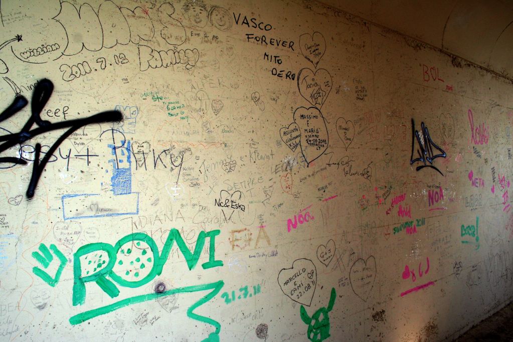 Walls in the Via dell'Amore's tunnel